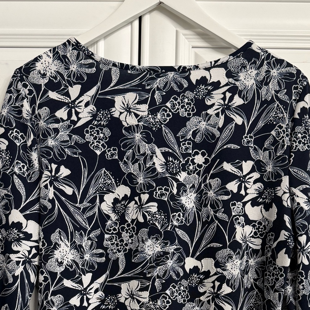 Mandee Size XL Navy w/White Floral Textured Print Blouse Notched V-Neck Keyhole - Picture 10 of 12